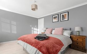Stylish 2-Bed House Private Driveway